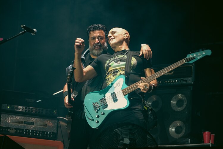 Zeta Bosio y Micky Huidobro durante el cierre de la gira #EstallaMolotov.