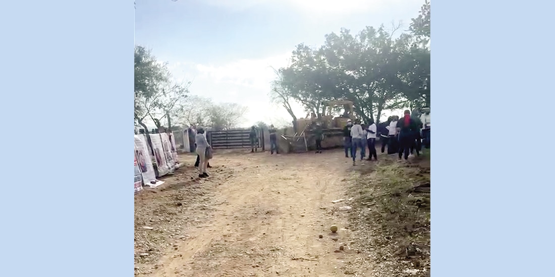Madres buscadoras afuera del predio donde las autoridades realizan peritajes en una fosa clandestina, el sábado.