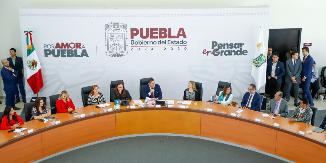 Conferencia de autoridades de Puebla y federales.