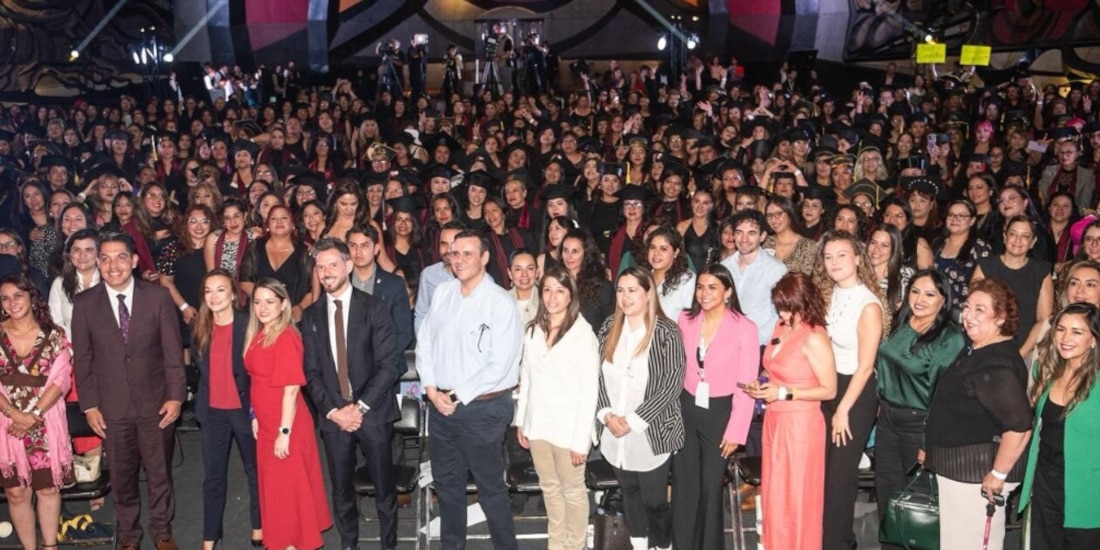 Directivos y mujeres beneficiadas del programa, el martes en la ceremonia de graduación.