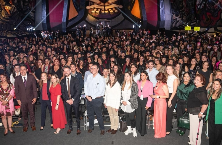 Directivos y mujeres beneficiadas del programa, el martes en la ceremonia de graduación.