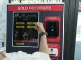 Las máquinas del Metrobús aceptan pagos sin contacto, así como recarga de las tarjetas de Movilidad Integrada o aproximando plásticos de débito y crédito, billeteras electrónicas y dispositivos inteligentes.