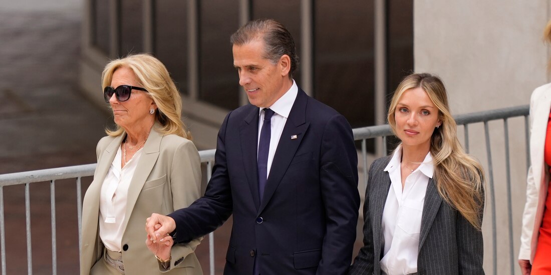 Hunter Biden sale de un tribunal en Delaware de la mano de la primera dama, Jill Biden, y de su esposa, Melisa Cohen, ayer, tras el fallo de culpabilidad.