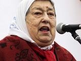 Hebe de Bonafini, la presidenta de las Madres de la Plaza de Mayo, pronuncia unas palabras el 11 de agosto de 2016, en Buenos Aires
