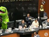 Disfrazada de dinosaurio, Xóchitl Gálvez se manifiesta contra el “Jurassic Plan” en el Senado.