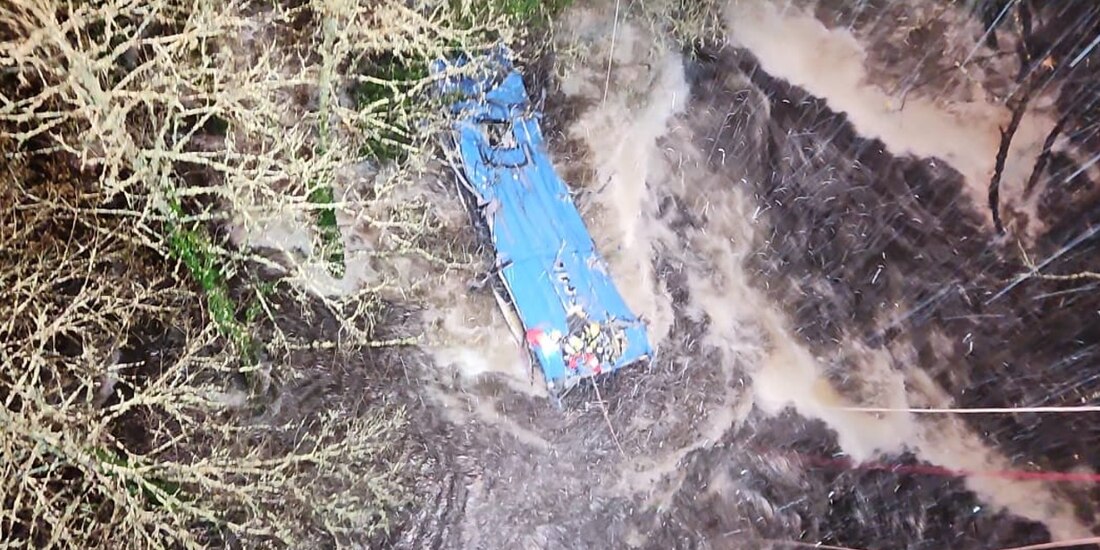 Autobús cayó a río en España y dejó un saldo de 6 muertos; se logró el rescate de dos personas.