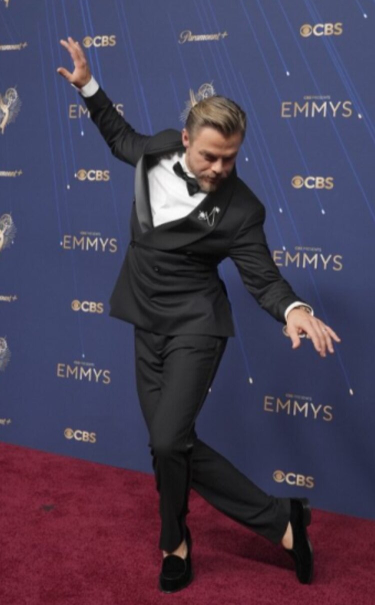 Derek Hough dio muestra de estilo con este traje.