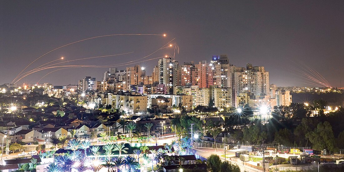 La defensa israelí intercepta cohetes lanzados desde Gaza, ayer.