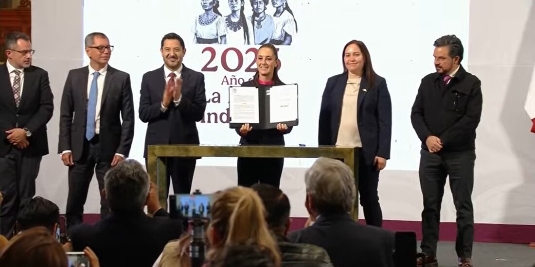 Firma del decreto en el Palacio de Gobierno.