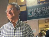 'Demostré mi inocencia', asegura Pío López Obrador tras audiencia por videos recibiendo sobres amarillos.
