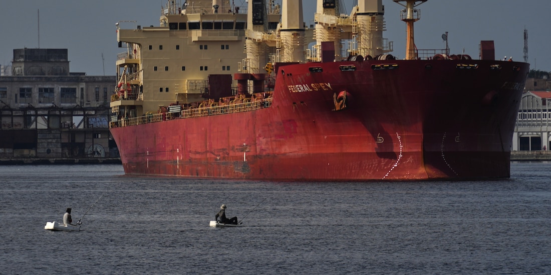 Buque granelero Federal Spey, con bandera cubana, en la bahía de La Habana, Cuba