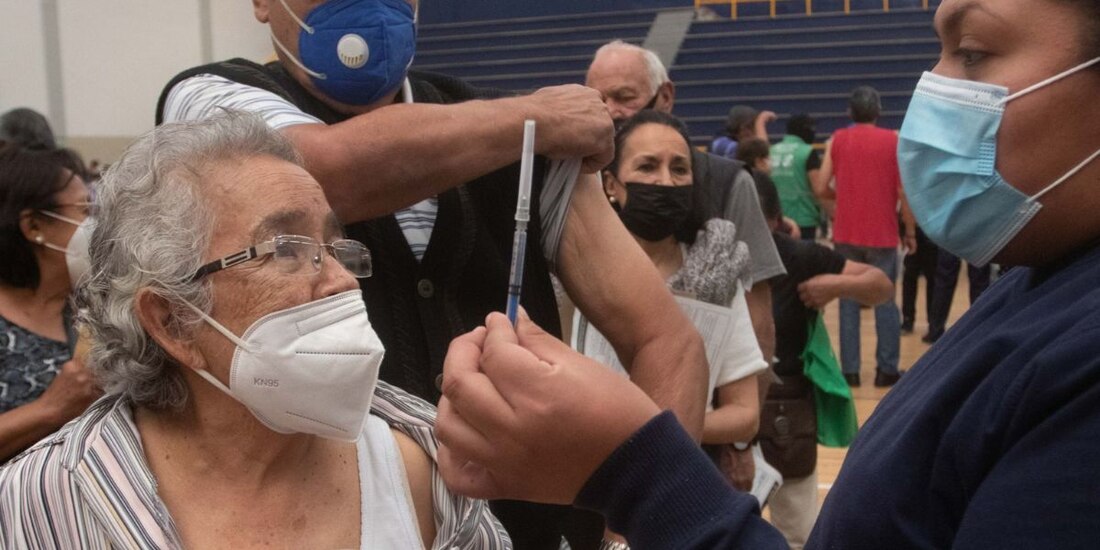 A partir del 10 de diciembre comienza la aplicación de la dosis de refuerzo para adultos mayores en 16 municipios del Edomex.
