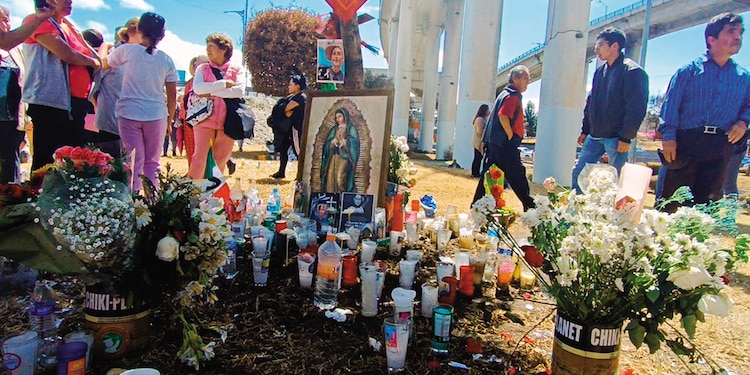 Familias de víctimas frente a una ofrenda en La Concordia, el 16 de septiembre.