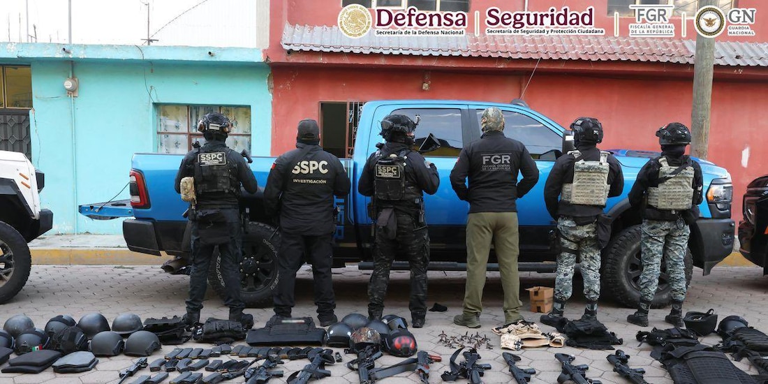 A los detenidos les fueron aseguradas varias armas y equipo.