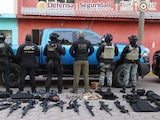 A los detenidos les fueron aseguradas varias armas y equipo.