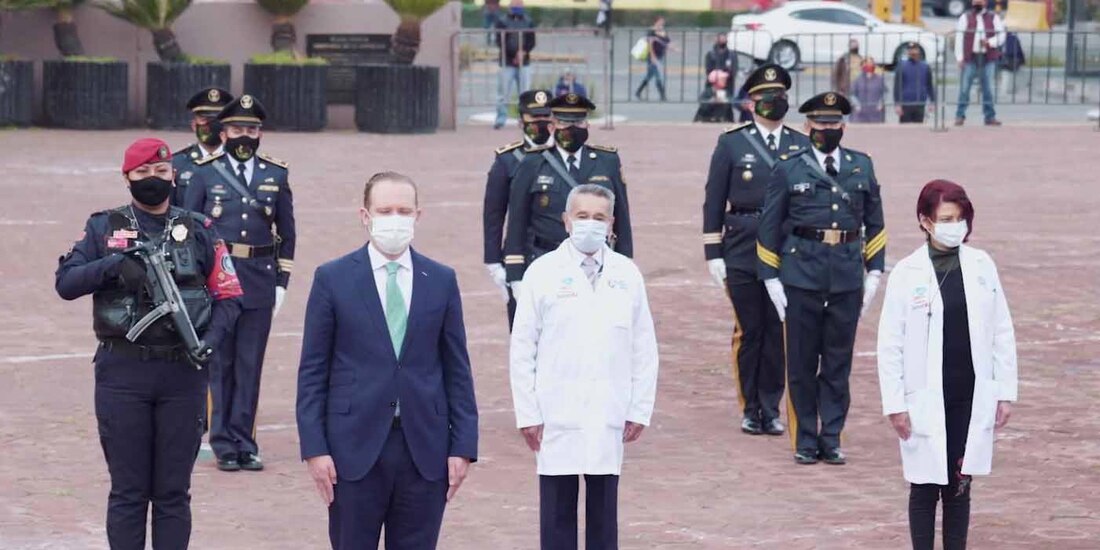 El alcalde Santiago Taboada (al frente) encabeza ceremonia de izamiento de bandera ante las fiestas patrias.