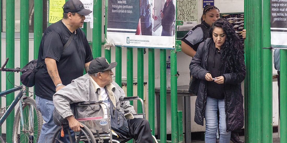 Un hombre lleva a un adulto en silla de ruedas a un hospital, en enero pasado.