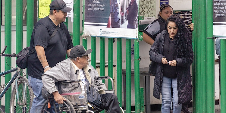 Un hombre lleva a un adulto en silla de ruedas a un hospital, en enero pasado.