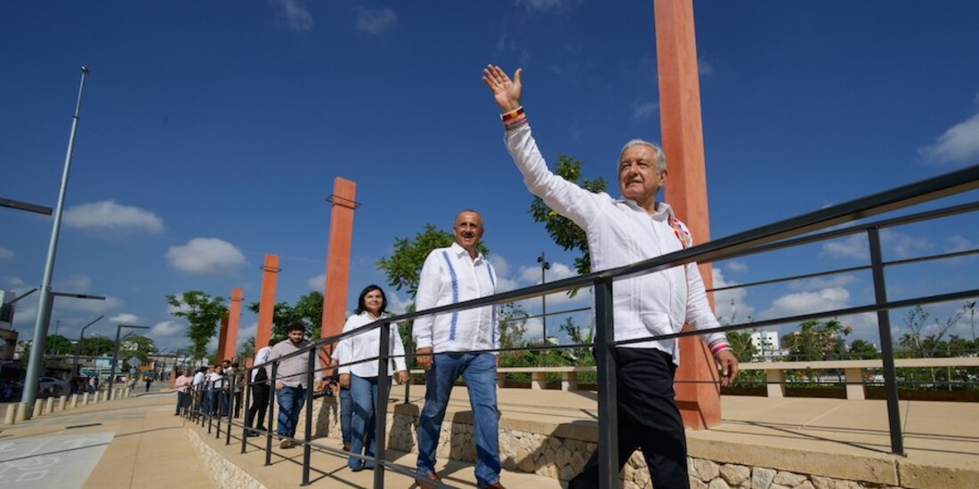 El mandatario encabezó un recorrido por el malecón de la colonia Las Gaviotas, en Villahermosa, ayer.