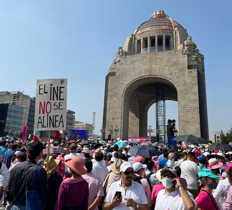 "El INE no se alinea" es una de las consignas que figura en Monumento a la Revolución.