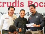 La Presidenta Claudia Sheinbaum Pardo y el secretario de Educación Pública, Mario Delgado, con un beneficiario de la beca Gertrudis Bocanegra.