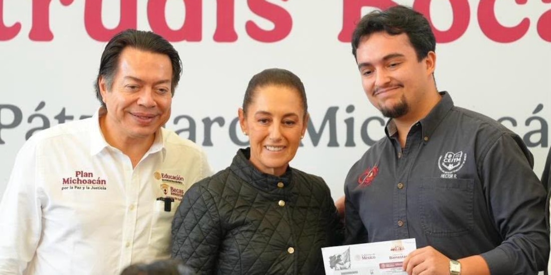 La Presidenta Claudia Sheinbaum Pardo y el secretario de Educación Pública, Mario Delgado, con un beneficiario de la beca Gertrudis Bocanegra.