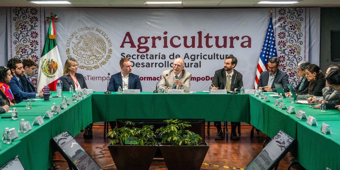 Al centro, el titular de la Secretaría de Agricultura, Julio Berdegué Sacristán.