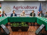 Al centro, el titular de la Secretaría de Agricultura, Julio Berdegué Sacristán.