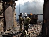 Elementos de emergencias contienen el fuego provocado por un bombardeo en Donbás, ayer.