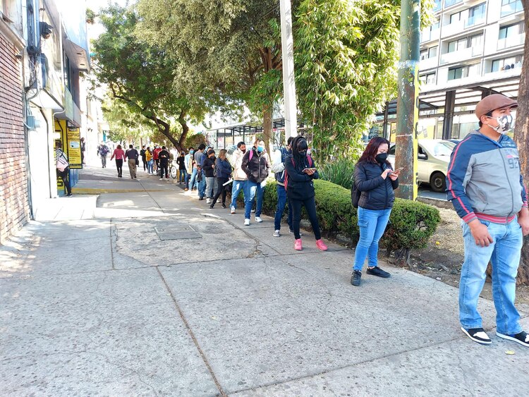 Unas 60 personas se formaron, ayer, en el módulo cercano al Metro Etiopía, para hacerse el test.