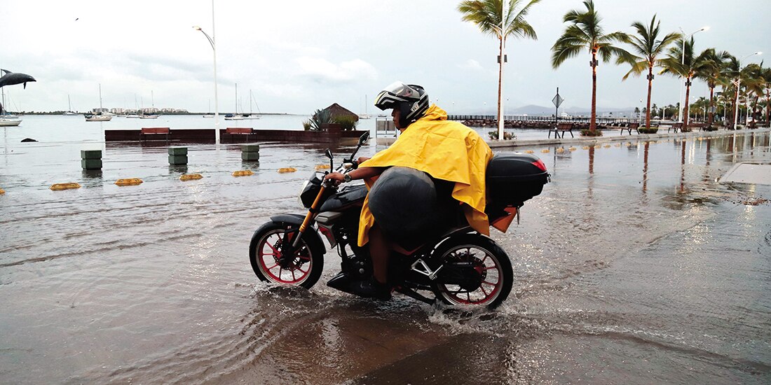 Estragos de las lluvias del huracán Lorena categoría 1, ayer, en Baja California Sur.