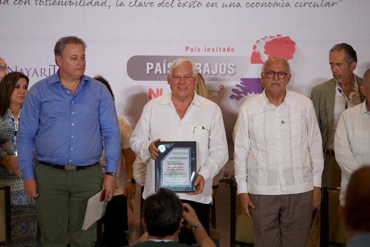 Entrega Opormex reconocimiento al secretario Villalobos Arámbula