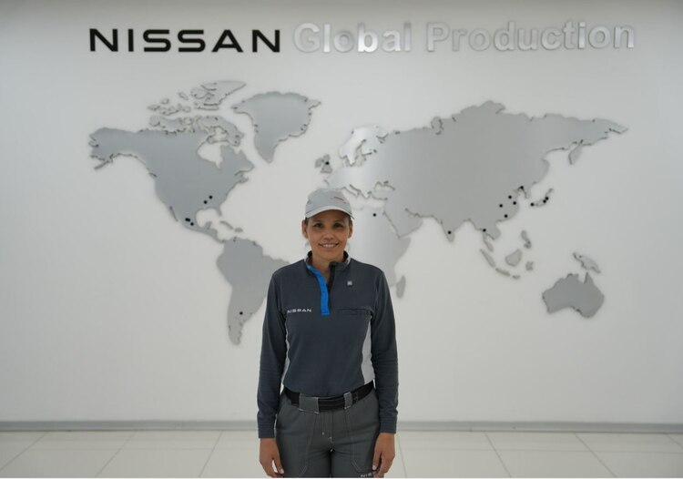 Evelin Macias González ha forjado una trayectoria de 28 años dentro de Nissan Mexicana y estudió para Técnico Superior Universitario (TSU) en Manufactura Automotriz en la Universidad Nissan, motivada por el deseo de crecimiento personal y profesional.