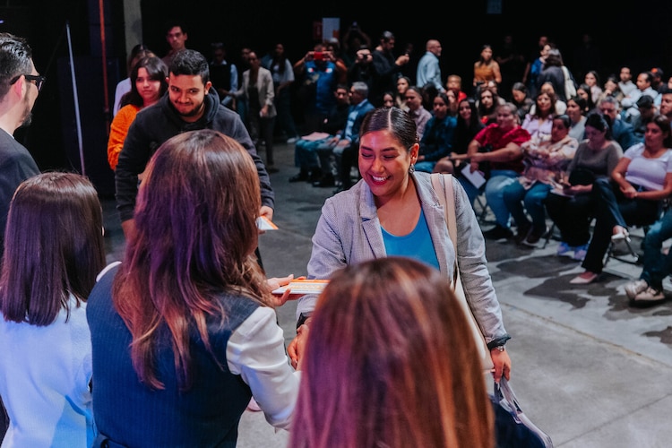 Jóvenes beneficiarios reciben el primer pago para subsidiar el costo de sus arrendamientos.