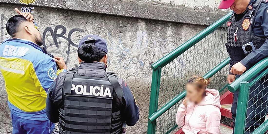 Policías ayudan a una mujer, quien intentó suicidarse el sábado.
