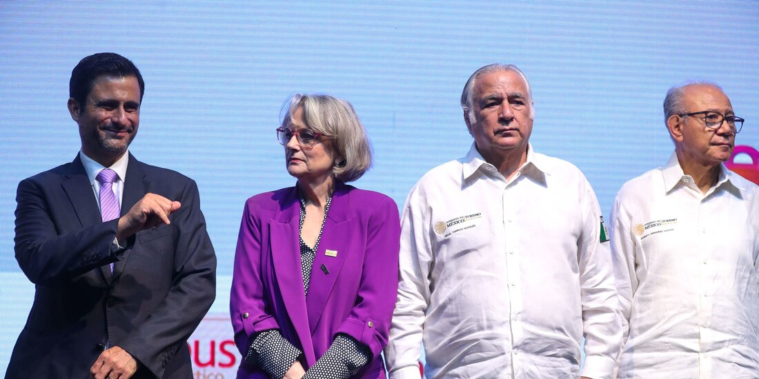 (De izq. a Der.:) Héctor Tejada, Nathalie Desplas, Miguel Torruco y Humberto Hernández, en el Tianguis Turístico CDMX, ayer.