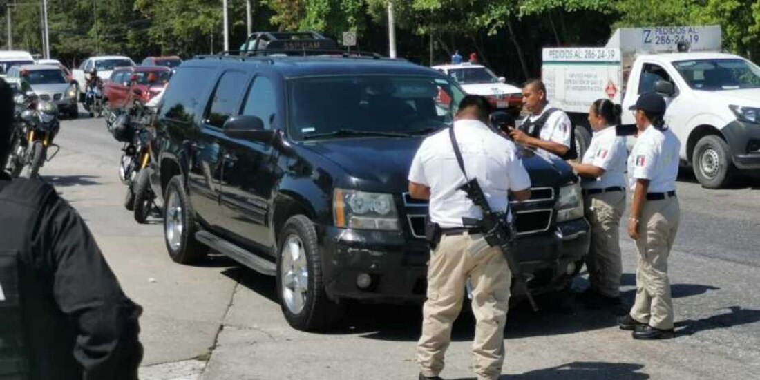 Por usar placas montadas, aseguran camioneta de senadora Rocío Abreu Artiñano.