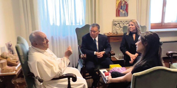 de izq. a der.: el Papa Francisco, Jorge Fernández Menéndez, Bibiana Belsasso y Ana Silvia Fernández, en entrevista el pasado 7 de agosto, en su casa de Santa Marta