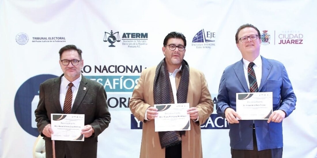 Los magistrados Reyes Rodríguez (c) y Felipe de la Mata (der.), ayer, en el foro.