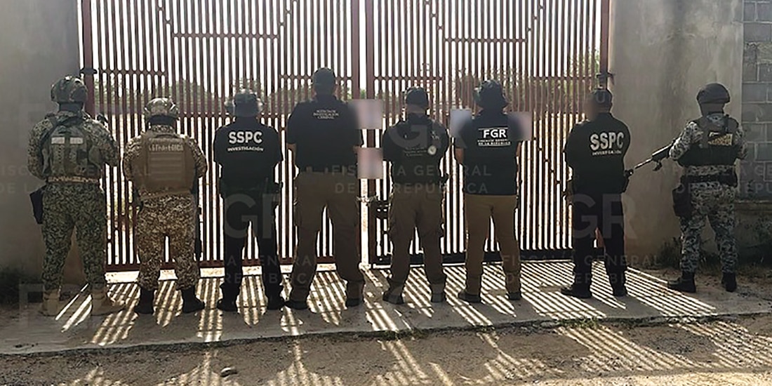 Elementos resguardan un predio tras el hallazgo del hidrocarburo, el miércoles