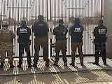 Elementos resguardan un predio tras el hallazgo del hidrocarburo, el miércoles
