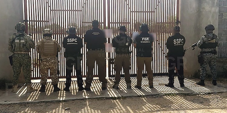 Elementos resguardan un predio tras el hallazgo del hidrocarburo, el miércoles