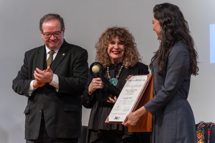 Gioconda Belli, al centro, con el rector de la UNAM, Leonardo Lomelí, y la secretaria de Cultura, Claudia Curiel.