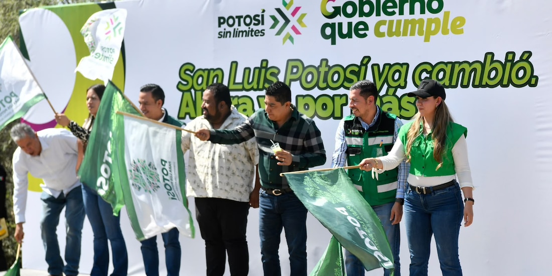 Ricardo Gallardo al arranque de las obras de repavimentación en el Ayuntamiento potosino.