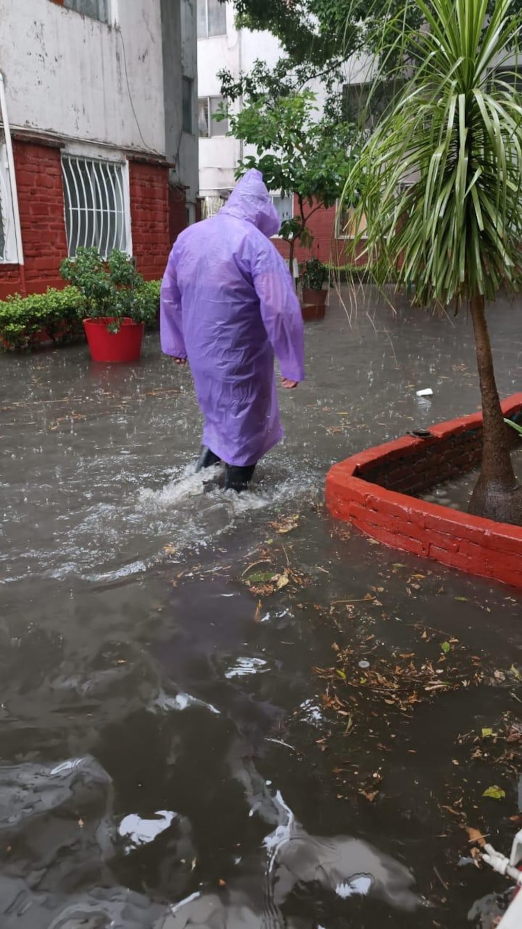Lluvia provoca inundaciones en Iztacalco