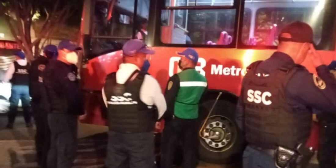 Metrobús atropella a una mujer sobre el Paseo de la Reforma