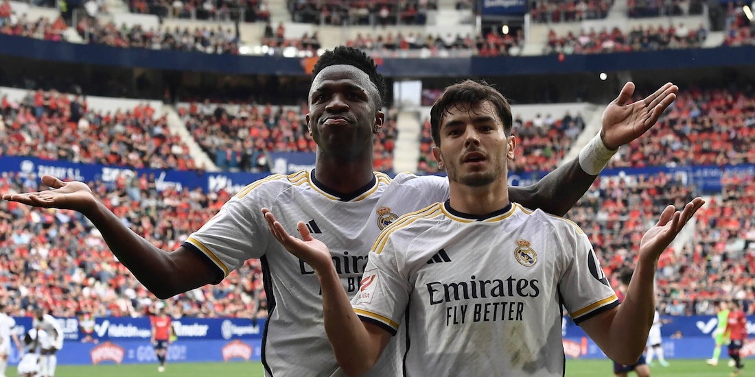 Brahim Díaz (derecha) y Vinicius Junior celebran el gol de Díaz para el Real Madrid ante Osasuna