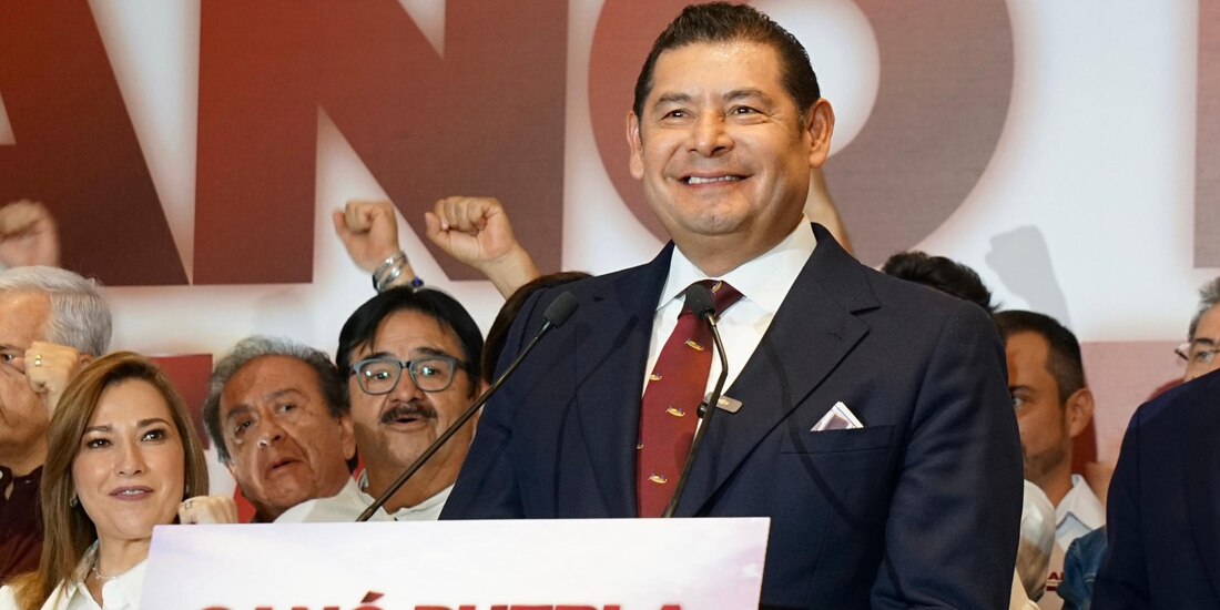 El candidato en Puebla, Alejandro Armenta, ayer, al festejar su triunfo.