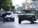 Elementos del Ejército patrullan las calles del centro y poniente de la capital de Morelos, horas después de los enfrentamientos registrados en la madrugada de ayer.