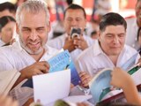 Alfredo Ramírez Bedolla entrega materiales educativos en Apatzingán.